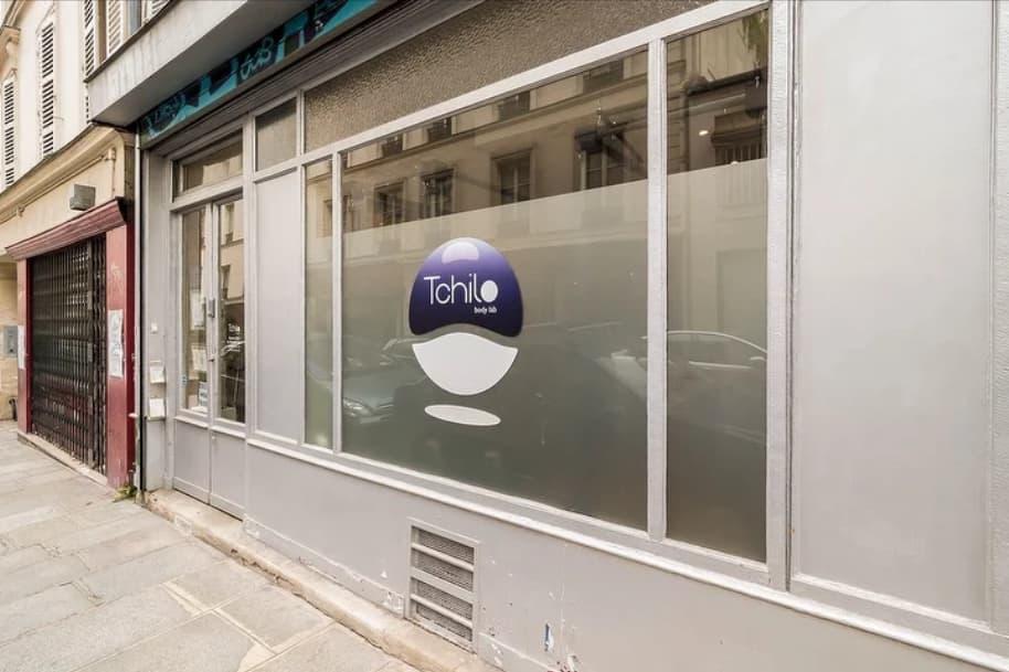 Devanture du Tchilo Body Lab, vitrine grise au logo Tchilo.