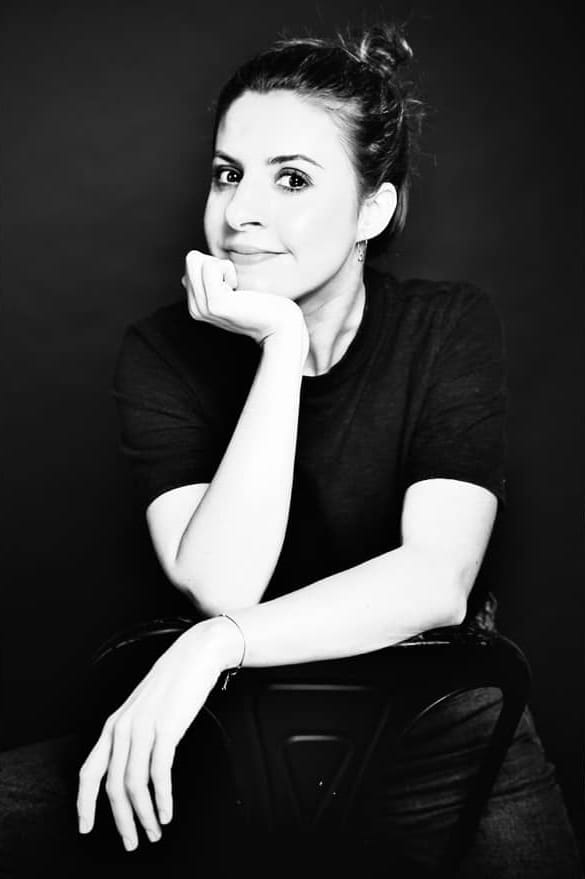 Portrait en noir et blanc d’Elisa Willet, assise, le menton posé sur la main.